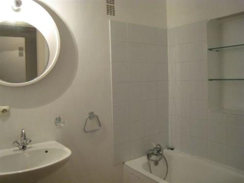 ラルプ・デュエズにあるAppartement Huez, 1 pièce, 4 personnes - FR-1-405-14の白いバスルーム(シンク、鏡付)
