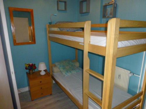 une chambre avec deux lits superposés dans une pièce dans l'établissement Studio Confort 37m² - Huez, 4 Pers, Balcon Sud, Proche Pistes et Centre - FR-1-405-35, à L'Alpe-d'Huez