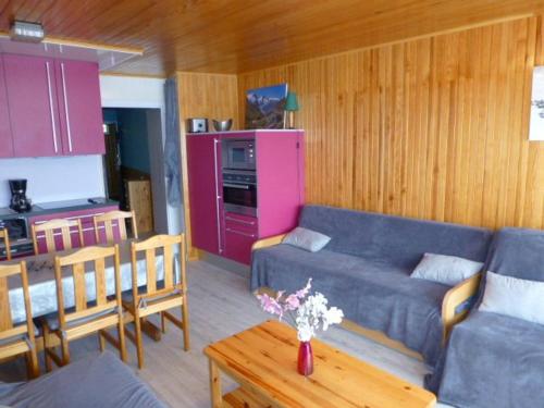 un salon avec un canapé et une table dans l'établissement Studio Confort 37m² - Huez, 4 Pers, Balcon Sud, Proche Pistes et Centre - FR-1-405-35, à L'Alpe-d'Huez
