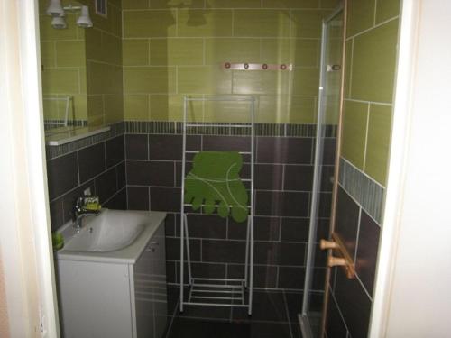 une petite salle de bain avec un lavabo et une douche dans l'établissement Studio Confort 37m² - Huez, 4 Pers, Balcon Sud, Proche Pistes et Centre - FR-1-405-35, à L'Alpe-d'Huez