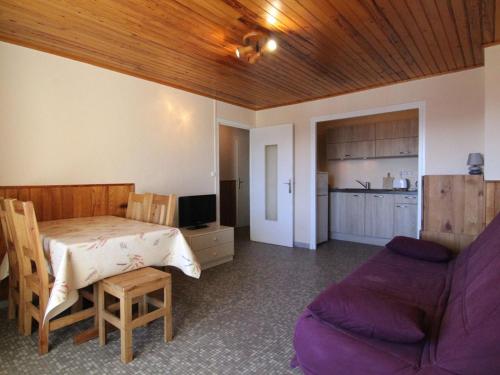 Appartement Huez, 2 pièces, 6 personnes - FR-1-405-49にあるシーティングエリア