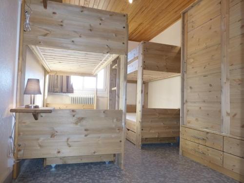 a couple of bunk beds in a room at Appartement cosy 2P pour 6 pers. avec balcon, proche télésiège - Quartier Vieil Alpe, Huez - FR-1-405-49 in L'Alpe-d'Huez