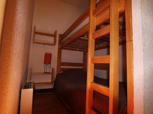 ラルプ・デュエズにあるAppartement Huez, 1 pièce, 4 personnes - FR-1-405-60のベッドルーム1室(二段ベッド2組、はしご付)