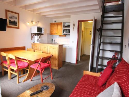 een keuken en een eetkamer met een tafel en stoelen bij Appartement Huez, 2 pièces, 6 personnes - FR-1-405-89 in L'Alpe-d'Huez