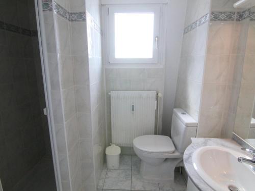 une salle de bain avec toilettes, lavabo et fenêtre dans l'établissement Studio cosy pour 4 à L'Alpe d'Huez - Emplacement idéal, animaux acceptés, proche pistes et commerces - FR-1-405-96, à L'Alpe-d'Huez