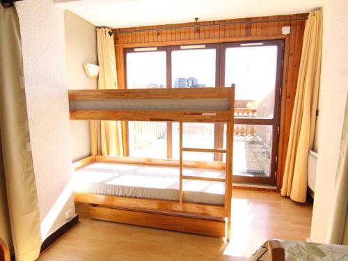 Etagenbett in einem Zimmer mit einem großen Fenster in der Unterkunft Appartement Huez, 1 pièce, 4 personnes - FR-1-405-19 in L'Alpe-d'Huez