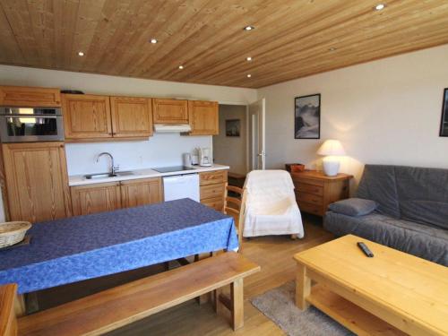 une cuisine et un salon avec un canapé dans l'établissement Appartement cosy 2 pièces, 6 pers, face aux pistes - Alpe d'Huez - FR-1-405-33, à L'Alpe-d'Huez