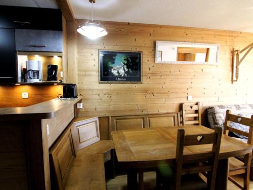 Appartement Huez, 2 pièces, 6 personnes - FR-1-405-38にあるレストランまたは飲食店
