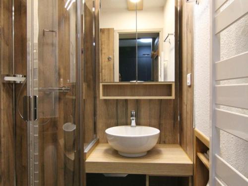 une salle de bain avec un lavabo blanc et une douche dans l'établissement Appartement 2P avec Balcon Sud et Proche Pistes – L’Alpe d’Huez - FR-1-405-38, à L'Alpe-d'Huez