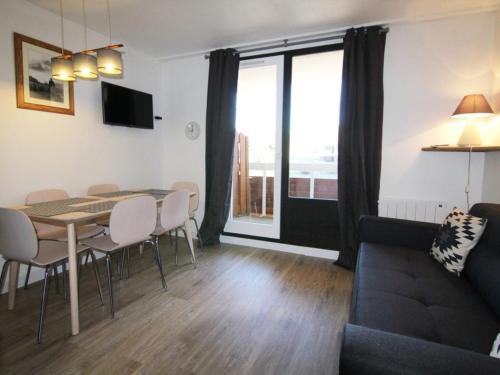 Appartement Huez, 2 pièces, 6 personnes - FR-1-405-68にあるシーティングエリア