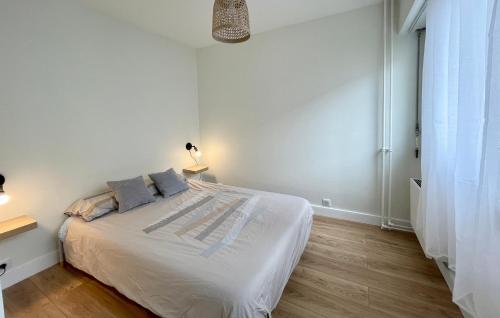 una camera con un grande letto bianco di Le Silly - Bel appartement - Paris & Parc des Princes a Boulogne-Billancourt