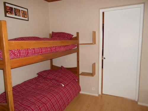 1 dormitorio con 2 literas y 1 cama en Appartement Huez, 4 pièces, 9 personnes - FR-1-405-100 en L'Alpe-d'Huez