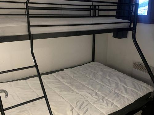 an empty bunk bed in a room with a ladder at Appartement Huez, 2 pièces, 4 personnes - FR-1-405-112 in L'Alpe-d'Huez