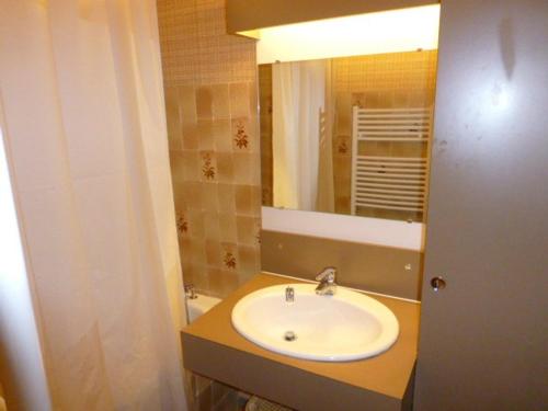 a bathroom with a sink and a mirror at Appartement Huez, 1 pièce, 4 personnes - FR-1-405-117 in L'Alpe-d'Huez