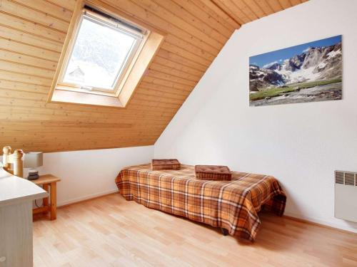 una camera da letto con un letto in una stanza con una finestra di Chalet mitoyen 3 chambres, 60m², belle vue, 1km centre-ville, navette ski, parking, terrasse - FR-1-401-3 a Cauterets