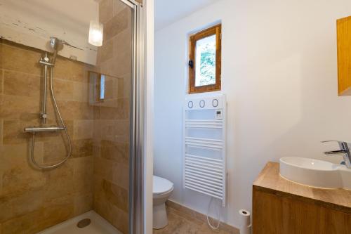 La salle de bains est pourvue d'une douche, de toilettes et d'un lavabo. dans l'établissement Le Petit Yogi, 5 minutes du ZooParc de Beauval, à Saint-Aignan