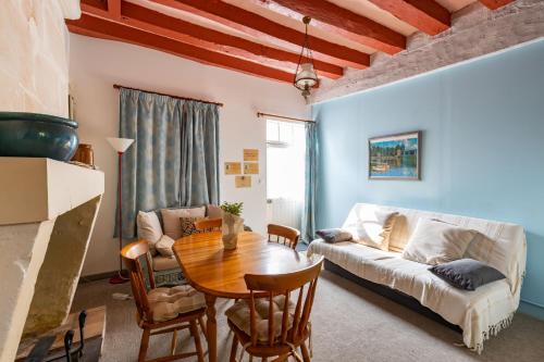 un salon avec une table et un canapé dans l'établissement Le Petit Yogi, 5 minutes du ZooParc de Beauval, à Saint-Aignan