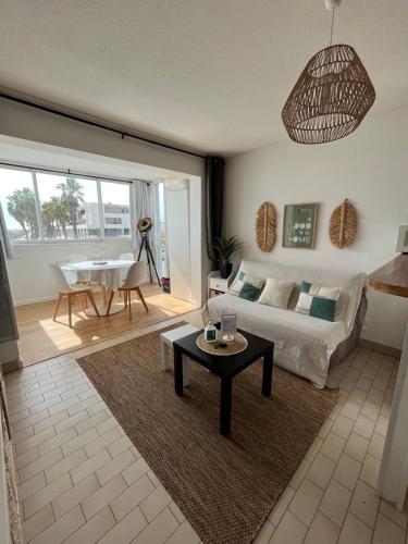 un salon avec un canapé et une table dans l'établissement T2 VUE PANORAMIQUE SUR MER QUARTIER DES QUILLES, à Sète
