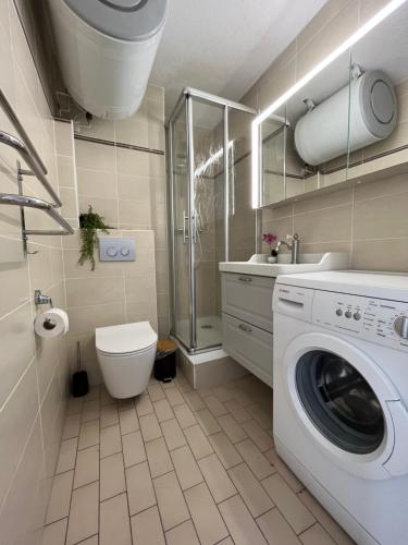 łazienka z pralką i prysznicem w obiekcie T2 VUE PANORAMIQUE SUR MER QUARTIER DES QUILLES w mieście Sète