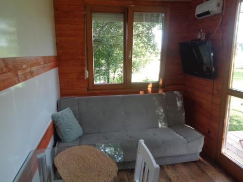 ein Wohnzimmer mit einem Sofa und einem TV in der Unterkunft Biwak u Gazdy in Gosprzydowa