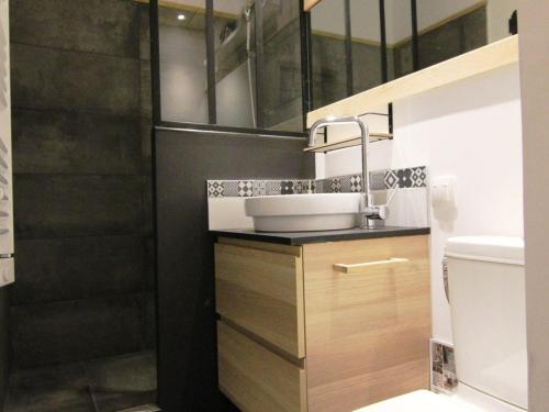 une salle de bain avec un lavabo et une douche dans l'établissement Charmant studio 4 pers avec balcon, parking et accès pistes - Alpe d'Huez - FR-1-405-134, à L'Alpe-d'Huez