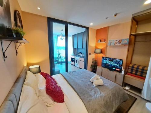 a bedroom with a large bed and a couch at Downtown Chic Condo High Floor #ES54624 in Pattaya Central