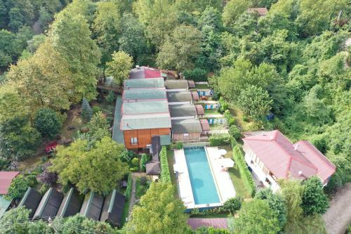 an overhead view of a resort with a swimming pool and trees at Gonul Sofrası Otel & Bungalow in Sapanca