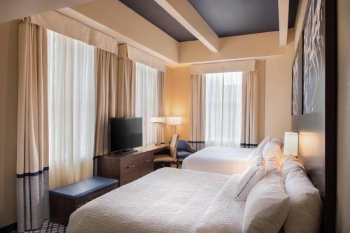 pokój hotelowy z 2 łóżkami i telewizorem w obiekcie Fairfield Inn & Suites by Marriott New Orleans Downtown/French Quarter Area w Nowym Orleanie