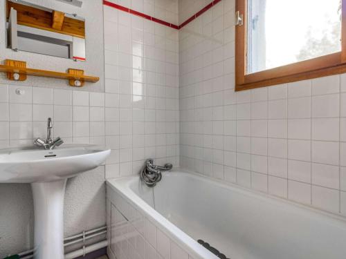 une salle de bain avec un lavabo et une baignoire et un lavabo dans l'établissement Duplex T3 à Barèges avec parking privatif - FR-1-403-15, à Barèges