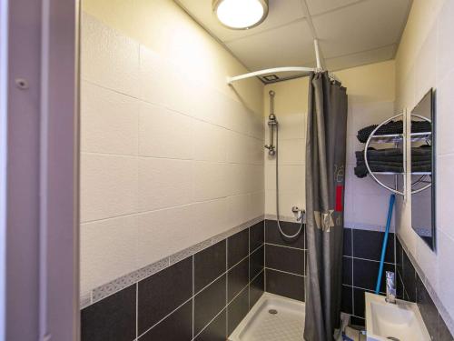 a bathroom with a shower and a sink at Appartement 8 places à Gourette, 3 chambres, proche pistes - FR-1-400-50 in Gourette