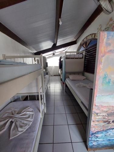 um quarto com 2 beliches e um quadro em Hostel BH em Belo Horizonte