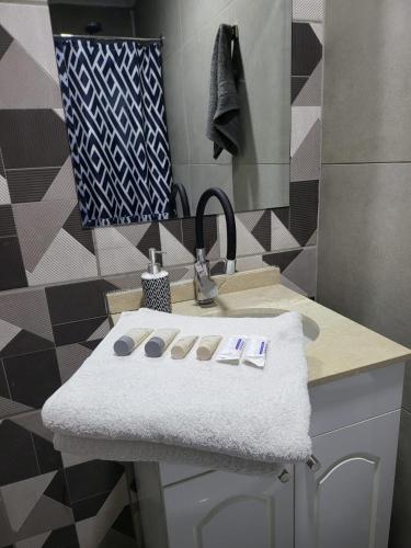 een badkamer met een wastafel en een aanrecht bij Hostal Casa Pettra in Colina