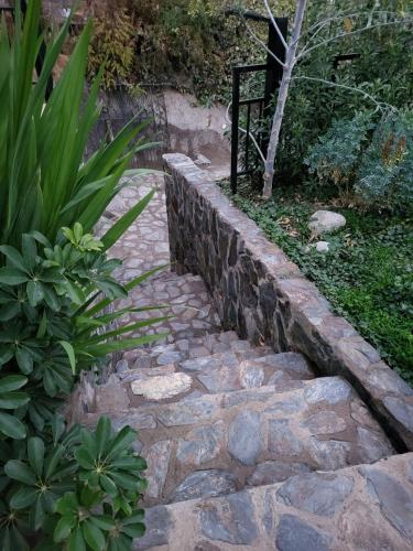 een stenen pad met een bank erop bij Hostal Casa Pettra in Colina