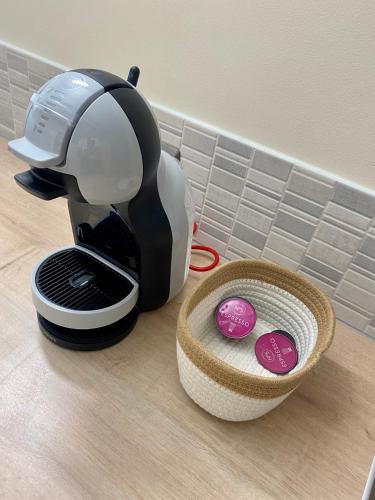 - une cafetière assise sur un comptoir à côté d'un bol dans l'établissement Le Toit D'Avignon - Intra-muros - Terrasse vue Palais des Papes - Idéal Festival - Climatisation - WiFi, à Avignon