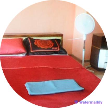 アテネにあるApartmentの赤いベッド付きのベッドルームの丸写真