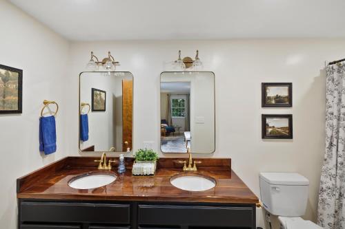 Baño con 2 lavabos y espejo en 5bedroom w Pergola Hottub & Firepit, en Ephrata