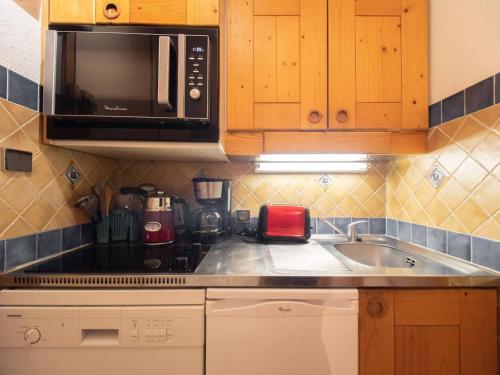 una cucina con lavandino e forno a microonde di Appartement Valmorel, 1 pièce, 4 personnes - FR-1-291-814 a Valmorel