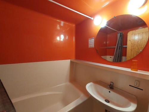 une salle de bain avec un lavabo et un miroir dans l'établissement Studio skis aux pieds à Arc 1800, proche commerces - FR-1-411-426, à Arc 1800