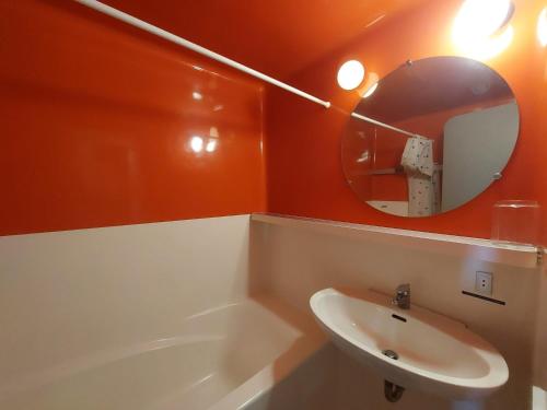 une salle de bain avec un lavabo et un miroir dans l'établissement Studio 4 pers, skis aux pieds, proche commerces, animaux acceptés - Les Arcs 1800 - FR-1-411-492, à Arc 1800