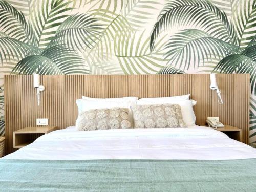 מיטה או מיטות בחדר ב-Wild Areca Beachfront Exotic Room in Batroun