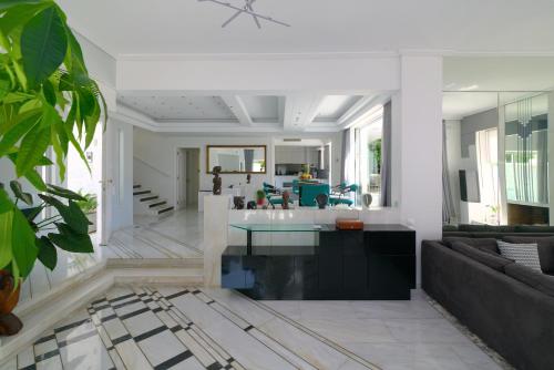 Fotografia z galérie ubytovania Luxury Villa with Pool, BBQ & Garden in Vouliagmeni v Aténach