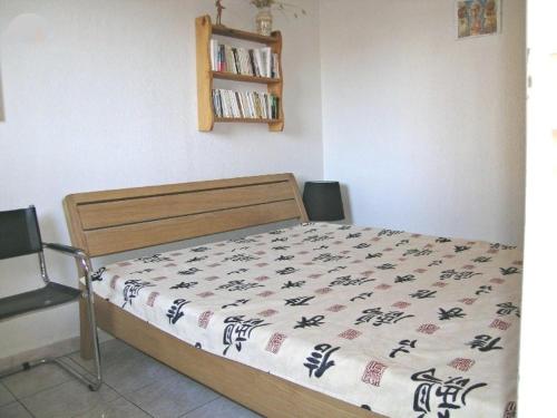 une chambre avec un lit et deux chaises dans l'établissement Maison de vacances au canal, 2 chambres, animaux admis, parking privé - FR-1-387-86, à Marseillan