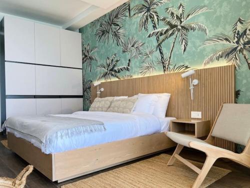 1 dormitorio con 1 cama grande y 1 silla en Palm Paradise Beachfront Exotic Room in Batroun, 