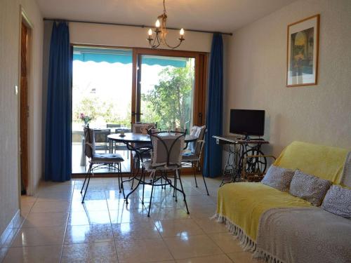 un salon avec une table et un canapé dans l'établissement Appartement Moderne 2P, Jardin, Terrasse, Proche Plage et Commerces - Cavalaire - FR-1-226B-338, à Cavalaire-sur-Mer