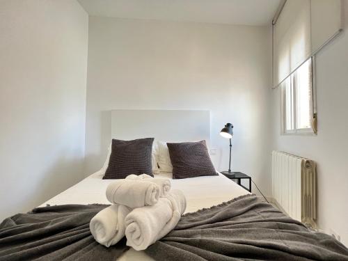 1 dormitorio con 1 cama con toallas en Formidable Alonso cano, en Madrid