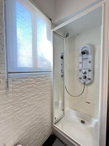 W łazience znajduje się prysznic ze szklanymi drzwiami. w obiekcie Formidable Alonso cano w Madrycie