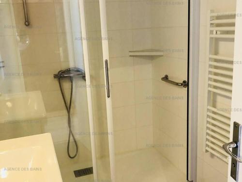 une douche avec une porte vitrée à côté d'un lavabo dans l'établissement Studio Cabine Renové à 200m de la Plage - Parking Privé - FR-1-433-37, à Arcachon