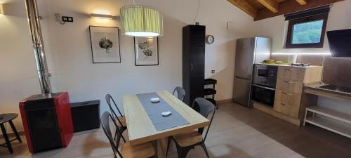 a kitchen and dining room with a table and chairs at Apartamentos Rurales Argame in Argamé