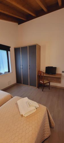 a bedroom with a bed and a bench in a room at Apartamentos Rurales Argame in Argamé