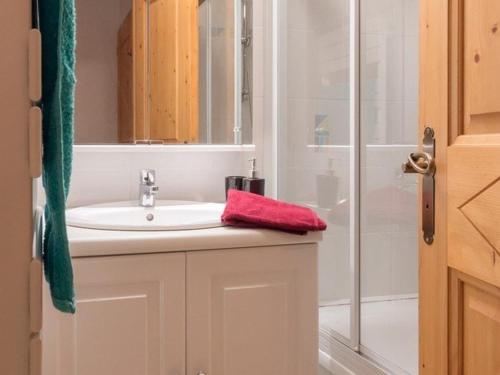 La salle de bains est pourvue d'un lavabo et d'une douche. dans l'établissement Appartement Le Monêtier-les-Bains, 4 pièces, 7 personnes - FR-1-330F-135, au Monêtier-les-Bains